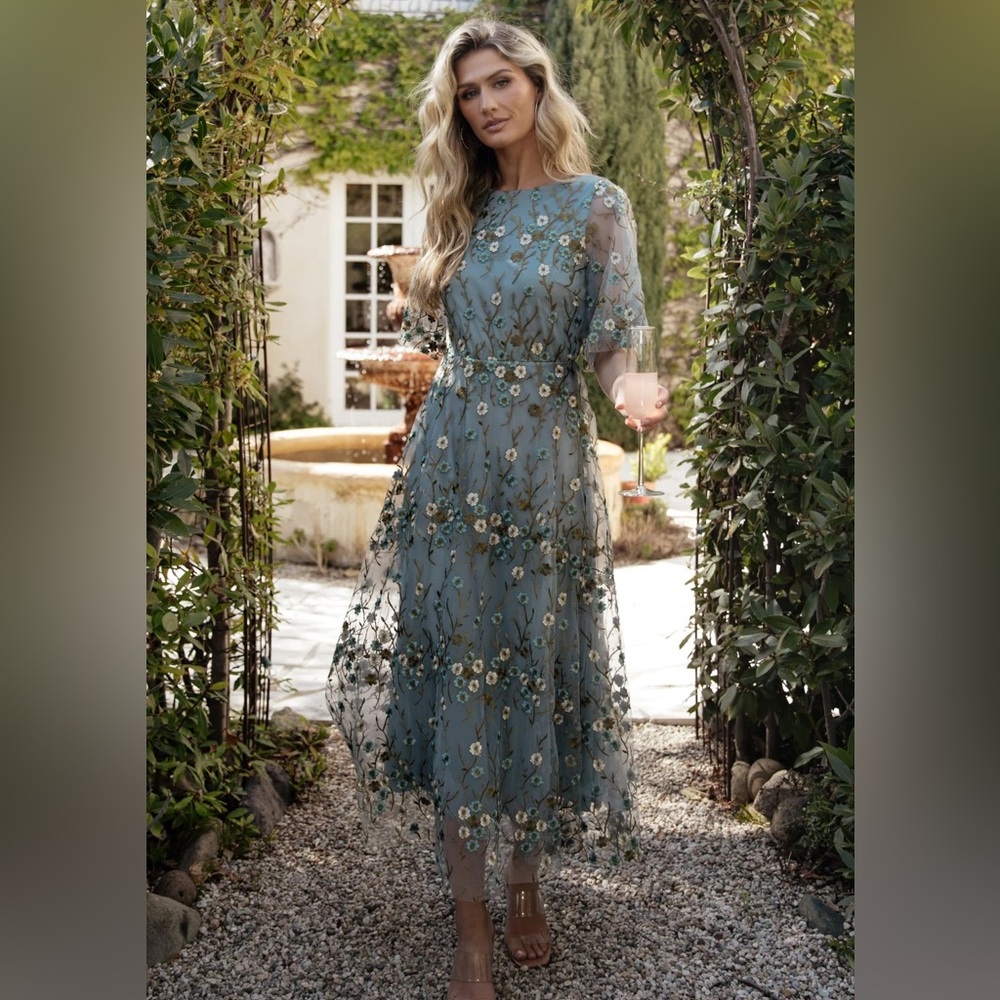 Arabella Embroidered Tulle Maxi Dress | Dusty Blue Floral
Baltic Born
Size Large